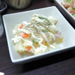 立ち呑み処 ふくふく - 自家製ポテトサラダ　￥300
                                ゴロゴロしたポテトがいい食感。
                                少し薄味がなぁ…
                                醤油をチョイと垂らして美味しく頂きました。