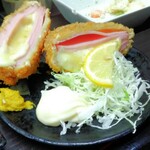 立ち呑み処 ふくふく - チーズハムカツ　￥400
                                私の今日のイチおし！これは旨かった。
                                ミルフィーユ状のハムが旨くて、かじった時のチーズが熱々でもう最高でした。
