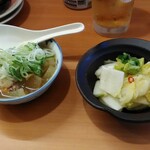 大衆酒場 五の五 ぴおシティ桜木町店 - 塩モツ煮＆白菜漬け
                                ちょっとずつ楽しめるのがいいですよね。