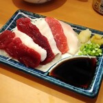 大衆酒場 五の五 - お口喜ぶ『馬刺し』さん。
      タテガミもサンドイッチされてます。
      赤身の食感とセットで楽しみましょう！