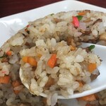 来々軒 - 取り皿貰って3人で仲間して食おう。
            
            
            どれ！
            
            おぉぉ！チャーハン美味いじゃないの！！！
            
            
            