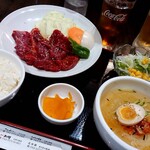 焼肉ダイニング みらい - 牛カルビ定食 (冷麺ハーフ) 1100円(+280円) +税
            ドリンク付き