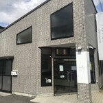 パティスリー ファヴォリ - 小体なお店、看板も控えめ