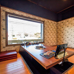 萬家 - 内観写真:テーブル席、個室席をご用意しております