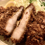 Ajino Tonkatsu Maruichi - トンカツの真ん中あたりを横にして揚具合と肉厚確認ww