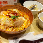 名古屋コーチン親子丼 酉しみず - 名古屋コーチン親子丼　¥1,300
            輝いてます。後光がさしてます。