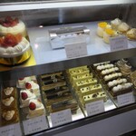 アトリエコータ - ケーキショーケース全景