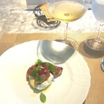 La Brianza - 新潟県産完熟黒いちじくとブッラータチーズのカプレーゼ。黒いちじくがなるほど甘み強くなっていますね、ミルキーなブッラータチーズとよく合うおいしい♡