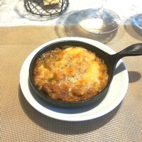 La Brianza - 豚の顔のお肉の煮込み。カヴァテッリも入ってチーズかかってオープン焼きになってるアツアツグツグツ♪  大振りお肉ありコラーゲンな一口あり、お野菜もパスタもたっぷりと。スキレットの器かわいい
