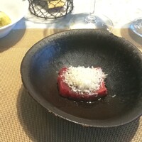 La Brianza - 大間のマグロカルパッチョ鮎の魚醤マジアクリチーズ。少しねっとりした感じの漬けマグロがチーズとよく合うのよ、漬けがやっぱりイタリアン。漬けのソースがとてもおいしい♡