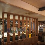 オタル ダイニング ノーネーム - 店内、多くの絵画の中に「海猫屋の客」も