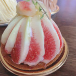 Patisserie Chez KOBE - キレイなイチジクのタルト！！
                        スプーンで食べるとぐっちゃんぐっちゃんになるので
                        お気をつけて！！