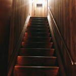 バー サード コルク - 階段を上がった先です