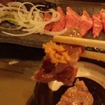 焼肉 韓亭 - 軽く焼いて、山わさびをつけて食べる