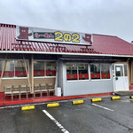 らーめん2の2 - 店舗外観、雨〜