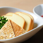 Sumibiyakitori To Kunsei Guriruno - プロセスチーズとカマンベールチーズの燻製