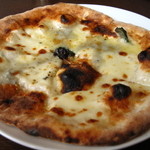 ドン マンジョーネ ディ ナポリ - ４種類のチーズ（モッツァレラ・ゴルゴンゾーラ・パルミジャーノ・エメンタール)のピザ(2/3サイズ)