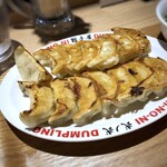 Gyouzaya Ninoni - ◆餃子は少し小さめでカリッと焼かれています。 肉肉していないので食べやすく美味しい。