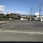 伊勢路 - トラックも停められる広い駐車場。