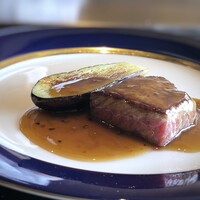 浅黄 - ステーキはペッパーが効いたフォンドボーソースで頂きます。ソースの味わいがいいこと。
