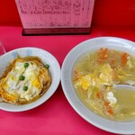 栄楽 - 半玉子丼と玉子スープ