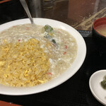 中華 虎楼 - カニレタスあんかけ炒飯
            (隣のお姉サマが食べていました)