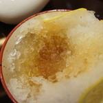 ぎおん 徳屋 - 底の方は粗めの粒氷。食感の違いが楽しめます♪