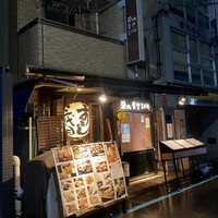 築地青空三代目 本店 - 18:40入店、カウンターに着席。アクリル板もあり隣との距離は保たれている。