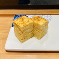築地青空三代目 本店 - 温かく甘〜い玉子からスタート。焼いてからそれ程時間が経ってないらしい。