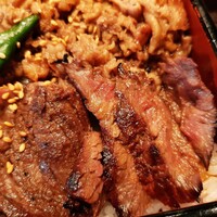 しゃにむに 心斎橋本店 - 肉厚だけど柔らかいハラミは、炭焼きなので炙りの風味が香ばしい！表面はこんがり＆中はミディアムレアの絶妙の焼き具合