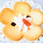 咲く咲く食感 かわいいお花形の ラングドシャ By シュガー08 あみだ池大黒 阪急百貨店 阪急うめだ本店 梅田 和菓子 食べログ