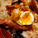 Tempura Kaisen Kome Fuku - 天ぷらは米油100％で揚げるのでカラッと軽やか、半熟玉子天を割って流れ出す黄身や甘めのタレをからめると合う！