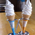 山田牧場　見晴茶屋 - 牛乳ソフトクリーム（1個￥300）。牛乳感満点、まろやかでクリーミー、「牧場」への期待に応える美味しさ