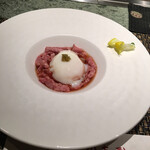 近江牛専門店れすとらん松喜屋 京都四条店 - 牛のタルタル風、麺状にカットされています。上にはアクセントになる柚子胡椒