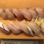 市場ずし 魚辰 - 上  平政 ハマチ 勘八６貫＝６００円 税別
      下  腹身づくし ４貫＝６００円 税別