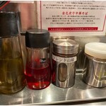 麺屋 愛心 - 卓上調味料類。
