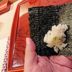 寿し道 桜田 - シャリ切りしたばかりのシャリを熊本の分厚く香り高い海苔に乗せて