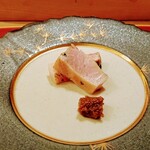 寿し道 桜田 - 羅臼の鰤は20日寝かせて藁で燻して、薬味はわさび味噌