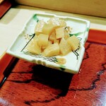 寿し道 桜田 - 新生姜のガリが出されるとお寿司です