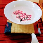 寿し道 桜田 - 盃は１７℃以下になると発色する釉薬で、鮮やかな桜が浮き出る