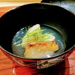 寿し道 桜田 - お椀は八幡浜の白甘鯛と京都の海老芋、下仁田ネギ、あさり出汁のあんかけ