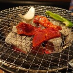 焼肉×もつ鍋 二子玉川 蔵月 - 炭火で焼く