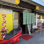 ラーメン食堂 - 外観。店横に2台ぶん駐車場あり。