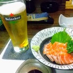 居酒家のら - サーモン刺し身とハイネケン