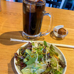 Esunikku Shokudou Oruoru - まずはドリンクとサラダ。アイスコーヒー・・・なみなみ過ぎ！（笑）