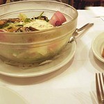 ウマコシ - でかいボールに入ったサラダ