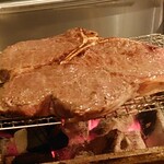 肉 もつ 土穂 - キアニーナ牛結構焼けてきた