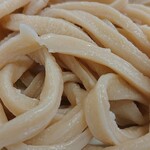 手打ち 山もとうどん - 真っ白ではない。少し黄ばんだうどん