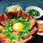 極・和牛焼肉やざわ - 炭火で焼いた豚丼