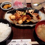 鮮魚釜飯 ヒカリ屋 - 鶏と野菜の黒酢あんとお刺身小鉢定食 920円